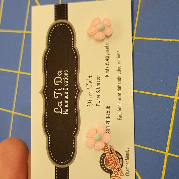 Flower Post Earrings - Picture 1 of 1